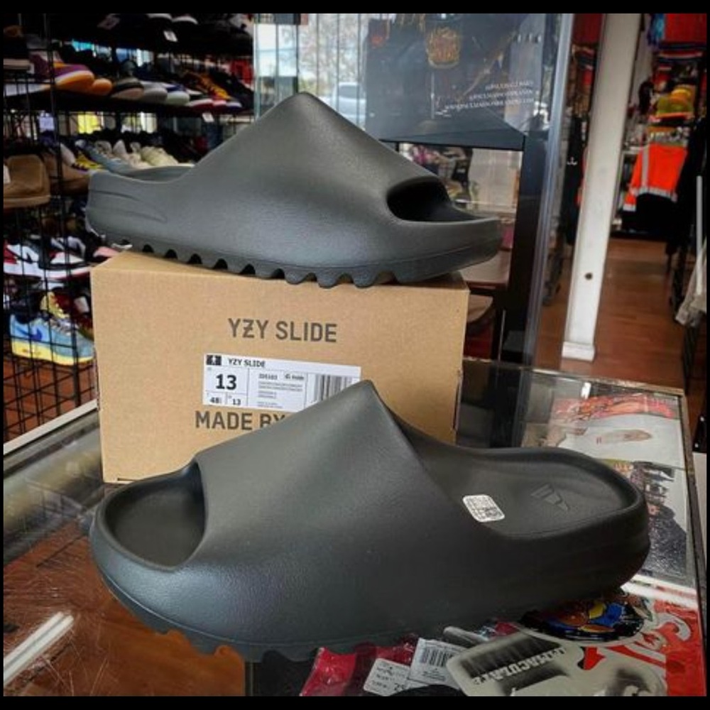 NEW Yeezy Slide Dark Onyx size 13